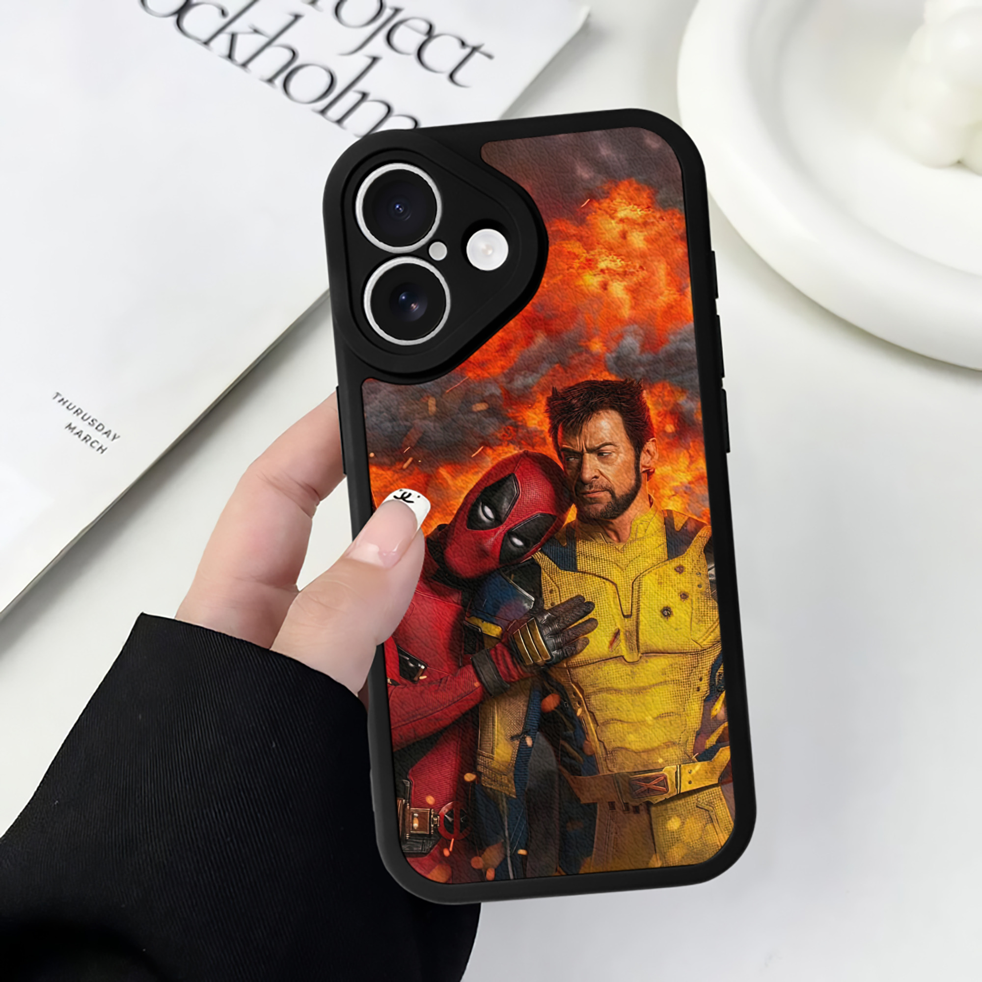 （画像用） Deadpool デッドプール 【iPhone 16シリーズ対応】シリコンスマホケース（レザー調） 材質：シリコン